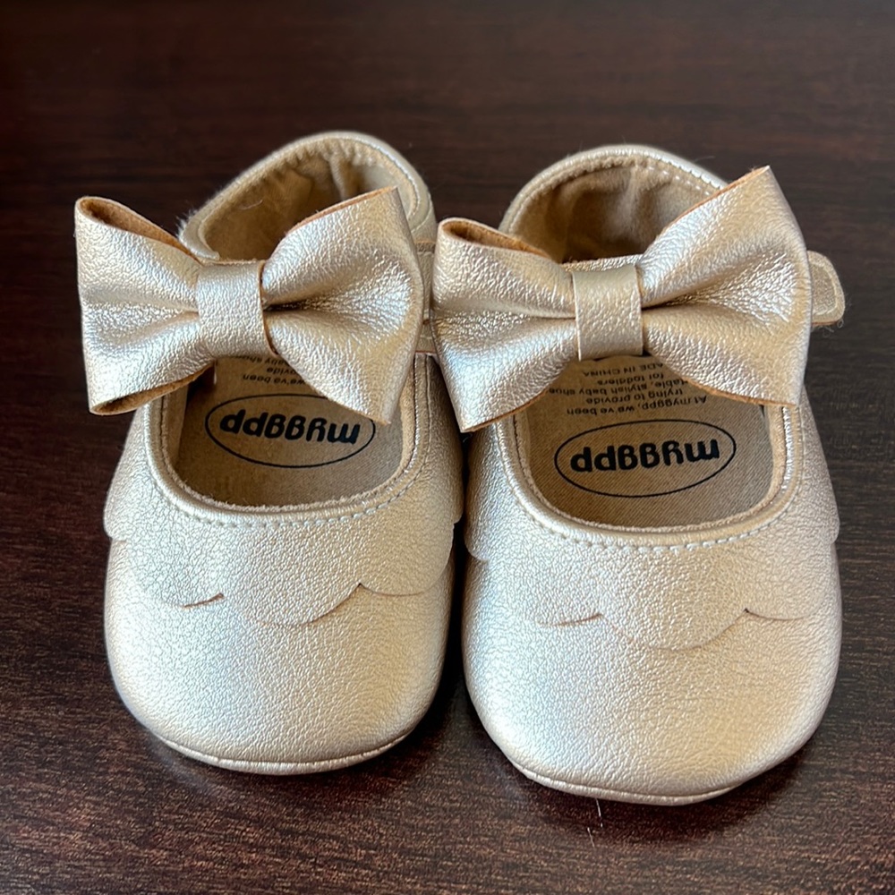 Baby girl gold Mary Jane with bow